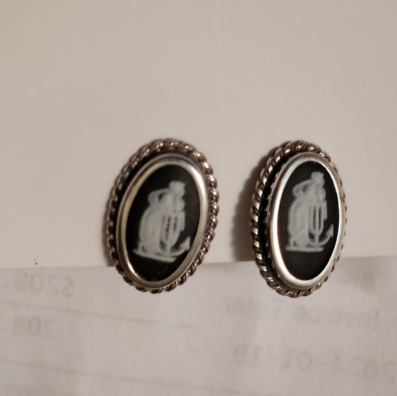 Wedgewood Sterling Screwback Earrings - Picture 6 of 15